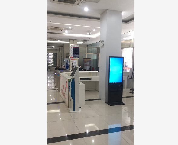 宣城涇縣政務(wù)中心43寸立式查詢機(jī)，帶刷二代身份證功能